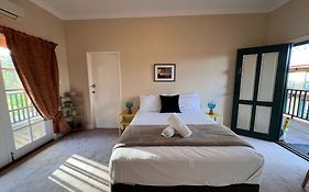 Lovely Little Period 1-Bedroom Unit. Free Parking.
